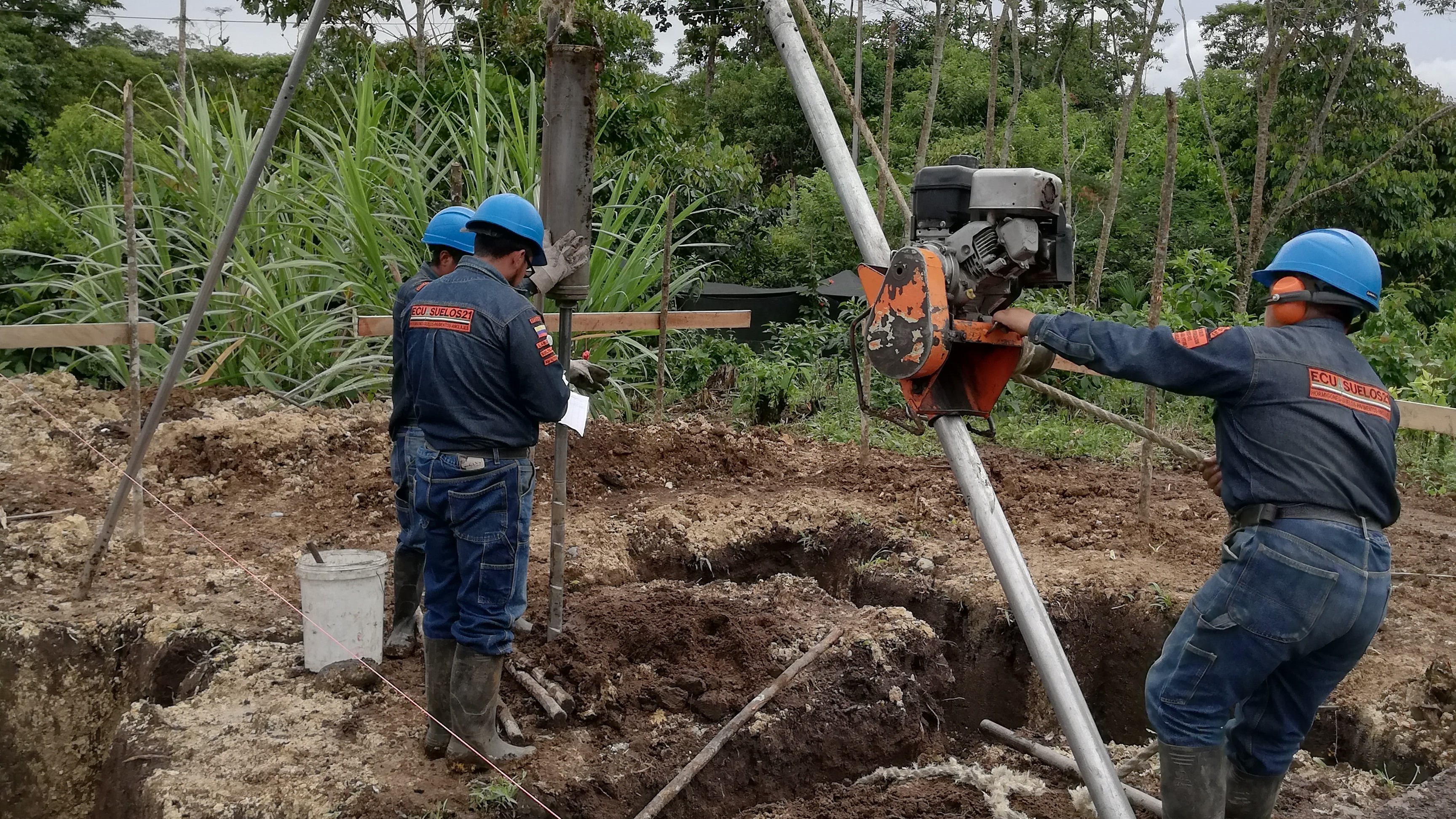 El título dice: Construye tu casa con nosotros, somos especialistas en diseño sismoresistente. Describe que se ofrece servicios de Evaluación Estructural y escaneo de aceros y ampliación, con una imagen de un proyecto realizado en Riobamba. Se ve al Ingeniero Marcelo Sampedro realizando el análisis. Contiene el número de contacto 0992621621, y la dirección Riobamba, Monseñor Alberto Ordoñez y Edelberto Bonilla Oleas para agendar una cita.